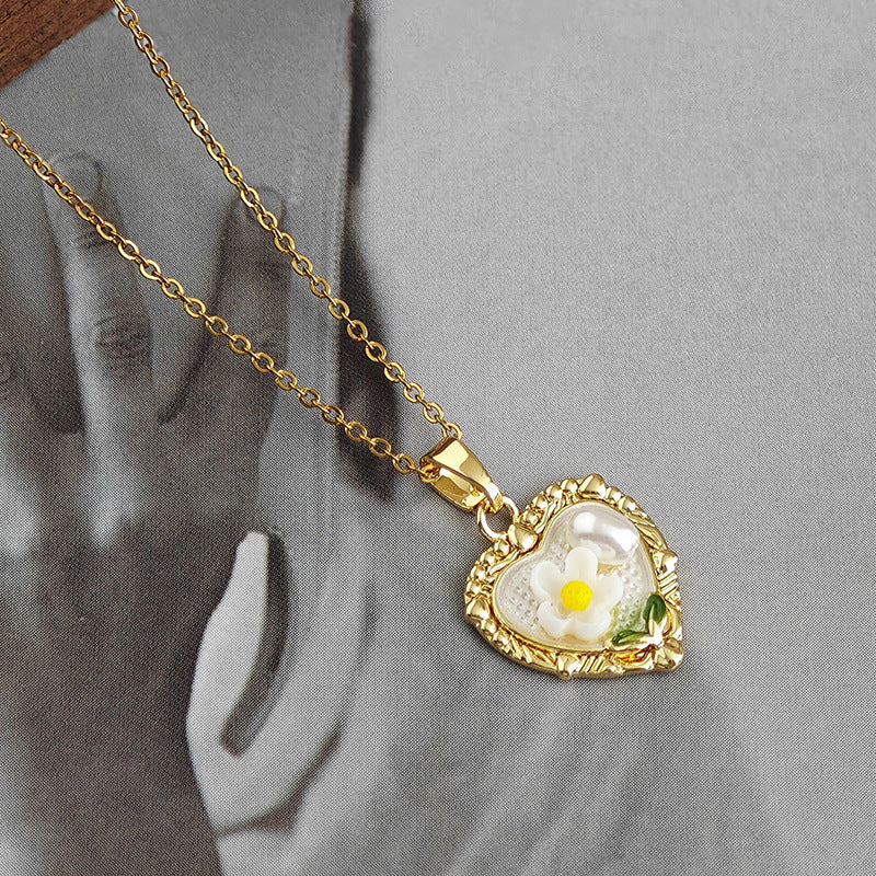Wholesale  Heart Flower Necklace for Women, Niche Retro Light Luxury Pearl Clavicle Chain, Fashionable and Versatile Accessory